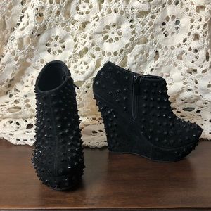 Black Spike Wedges